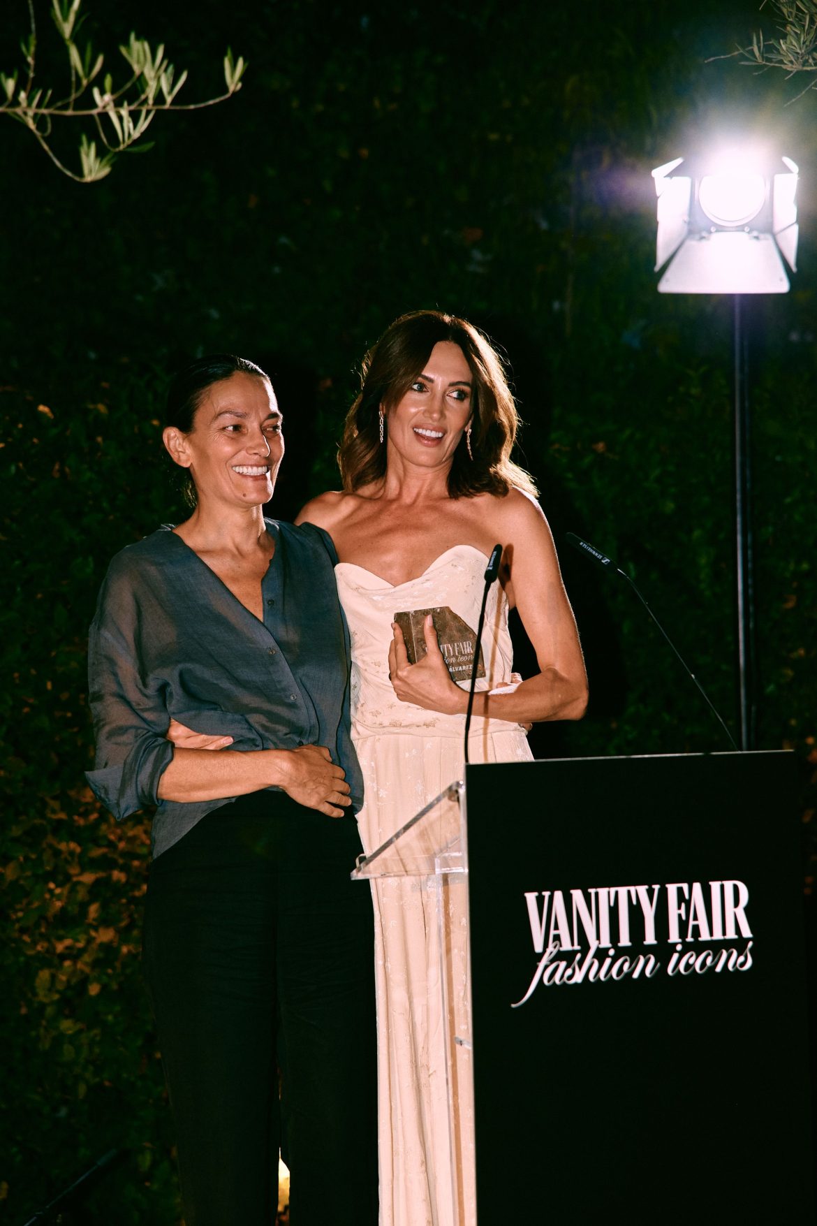​“Siempre me ha cogido de la mano”: el emotivo discurso de Laura Ponte en homenaje a su amiga Nieves Álvarez, una lección de sororidad en los Vanity Fair Fashion Icons 