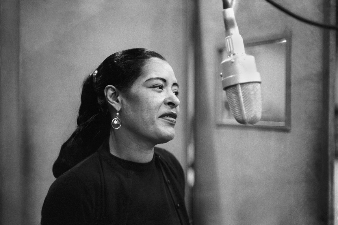 ​La vida y el blues de Billie Holiday, la artista que (a pesar del trauma de su infancia) luchó por ser fiel a sí misma 