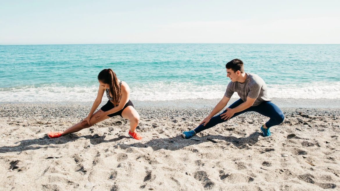 10 ejercicios para hacer en la playa y mantener la rutina este verano