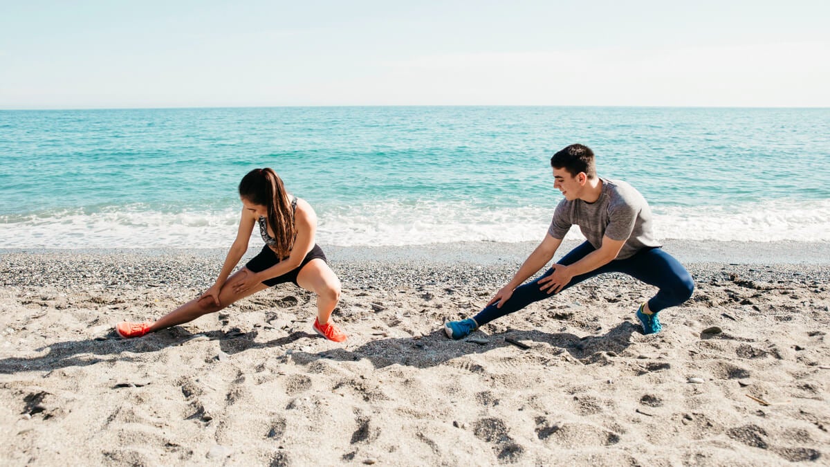 10 ejercicios para hacer en la playa y mantener la rutina este verano