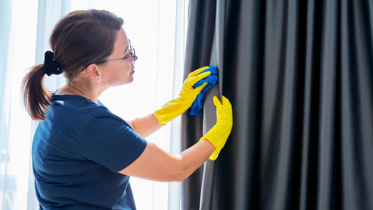 Aprende a limpiar tus cortinas sin bajarlas con este truco de las abuelas