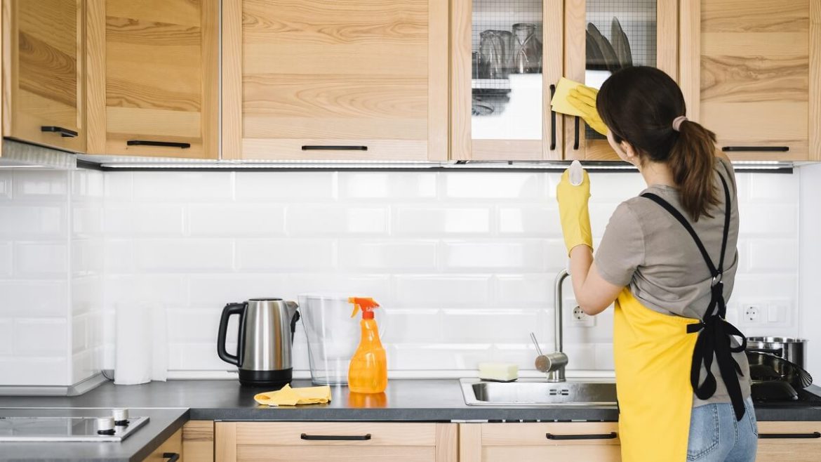 Así se remueve la grasa de los gabinetes de la cocina sin rayar la madera