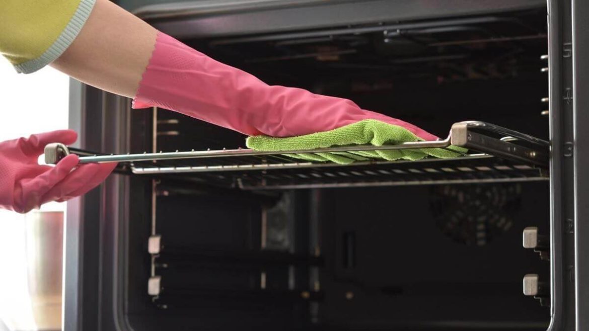 El truco para limpiar las rejillas del horno sin frotar hasta el cansancio