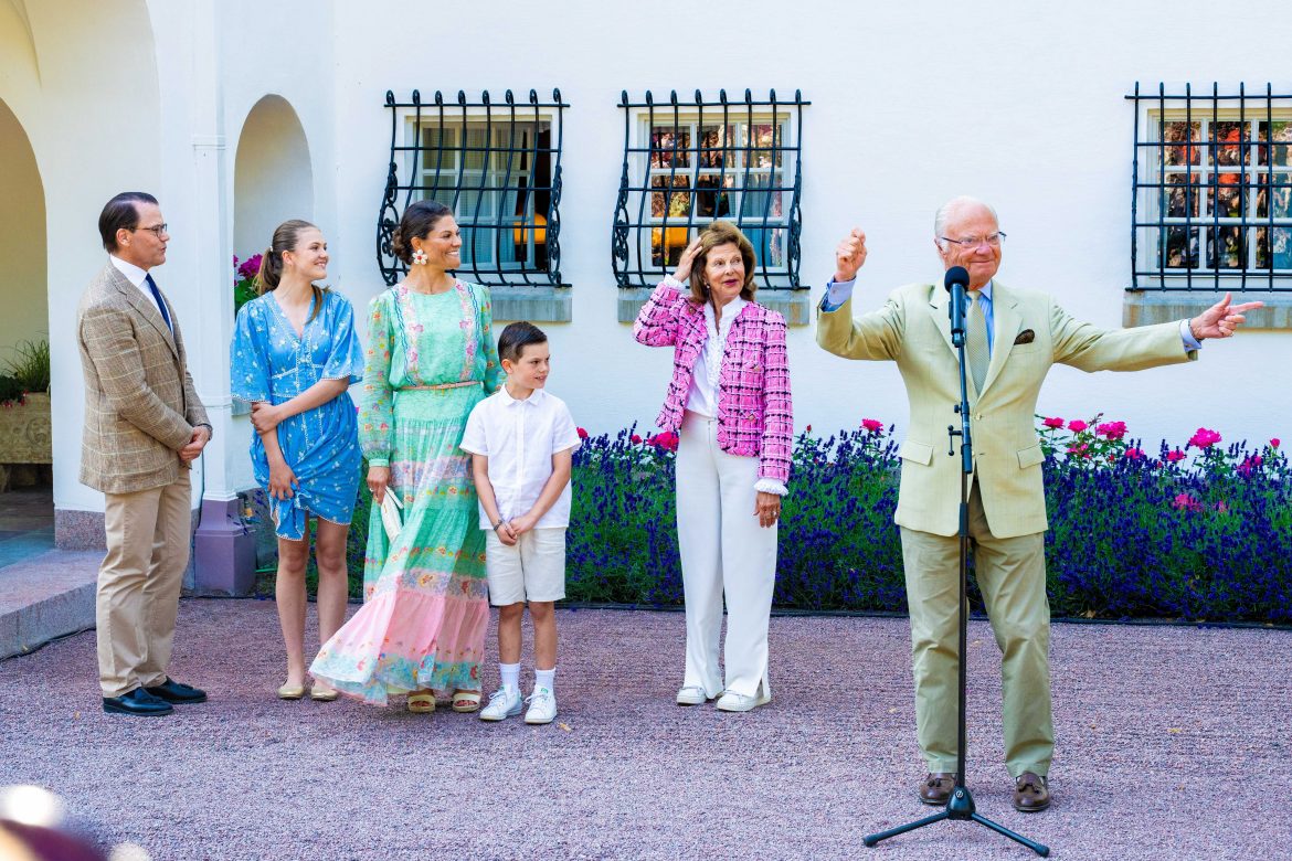 ​La felicidad de Victoria de Suecia en su 48º cumpleaños, con el rey Carlos Gustavo como maestro de ceremonias animando al público a cantar con él 