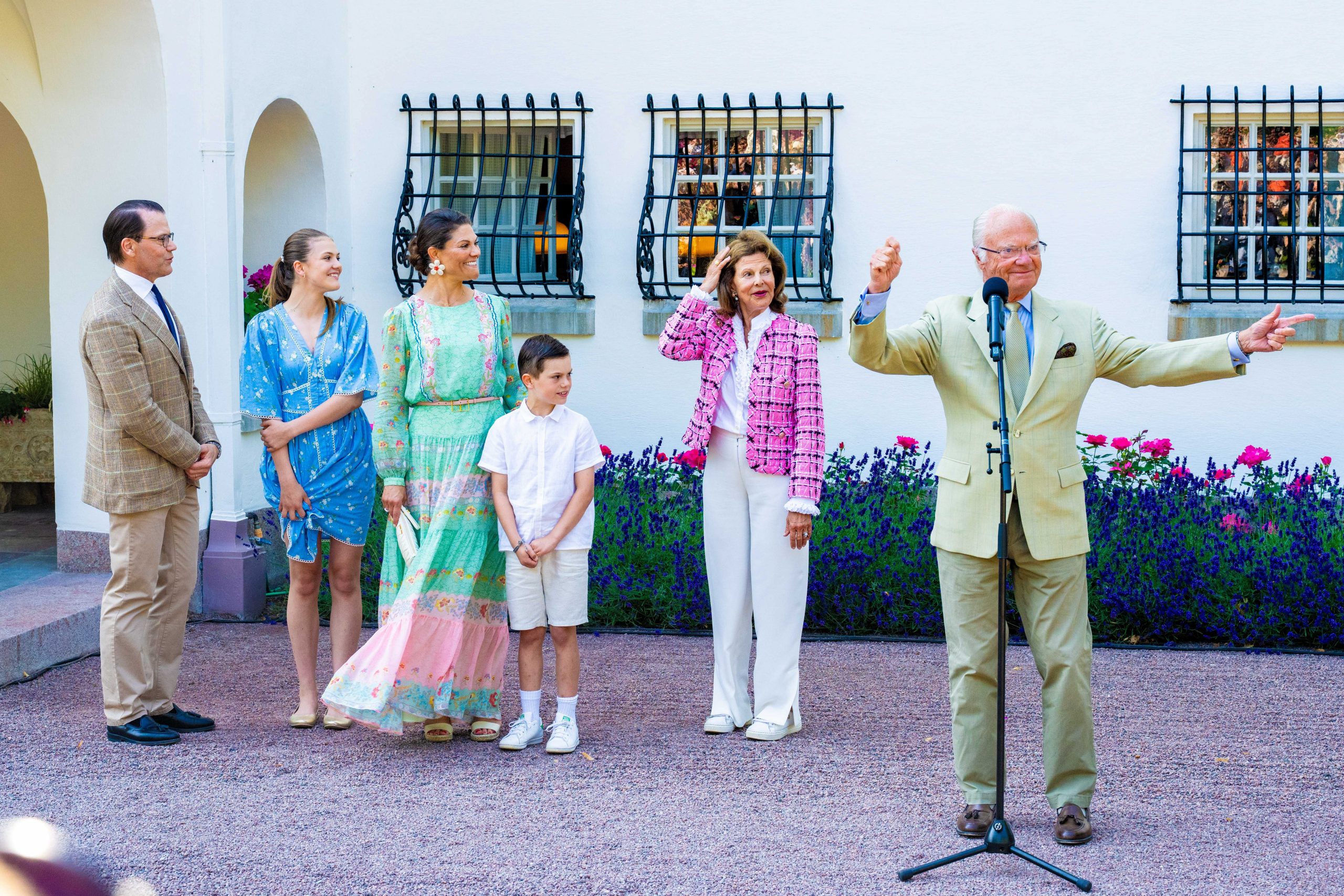 ​La felicidad de Victoria de Suecia en su 48º cumpleaños, con el rey Carlos Gustavo como maestro de ceremonias animando al público a cantar con él 