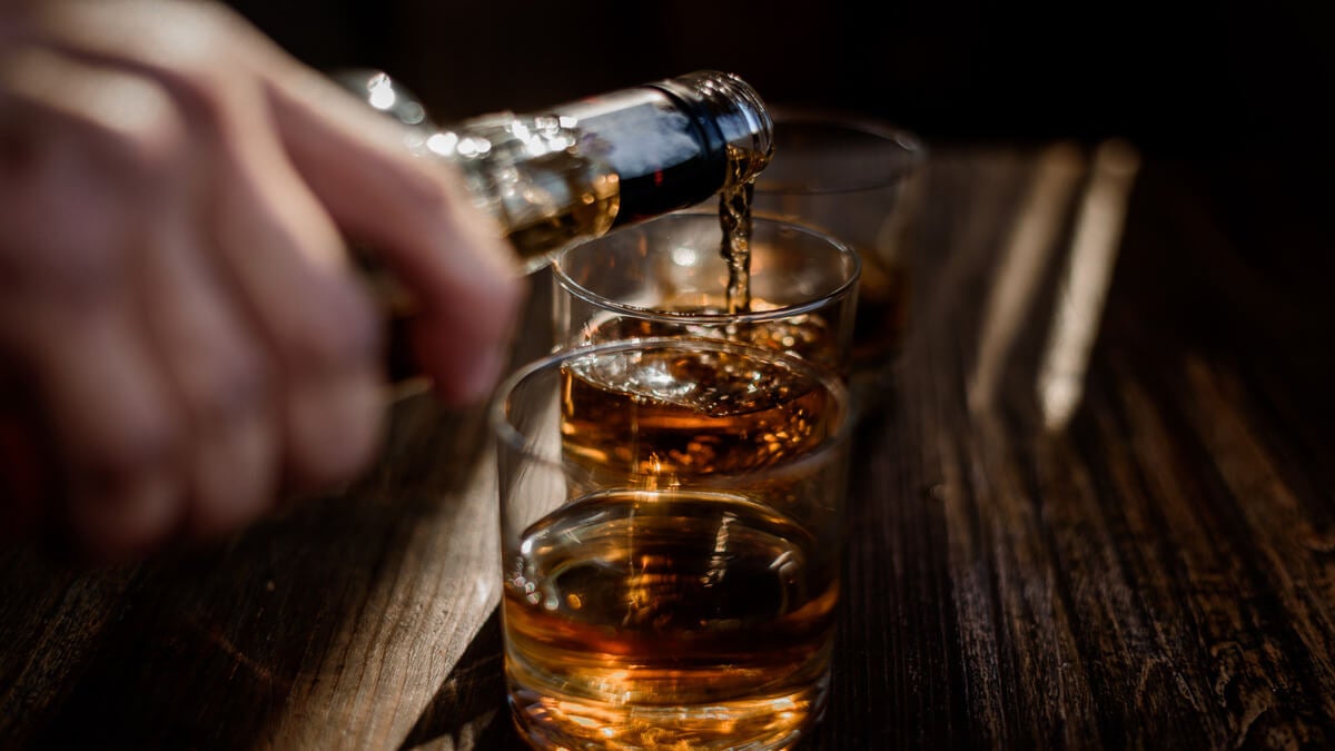 Estas son las causas y síntomas de la resaca emocional por alcohol y cómo manejarla (hangxiety)