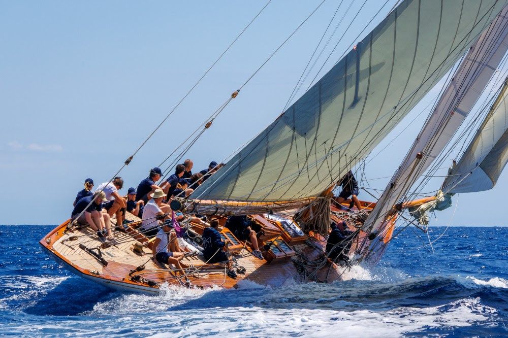 ​De los Grimaldi a los Kennedy: navegando con estilo en la costa catalana 