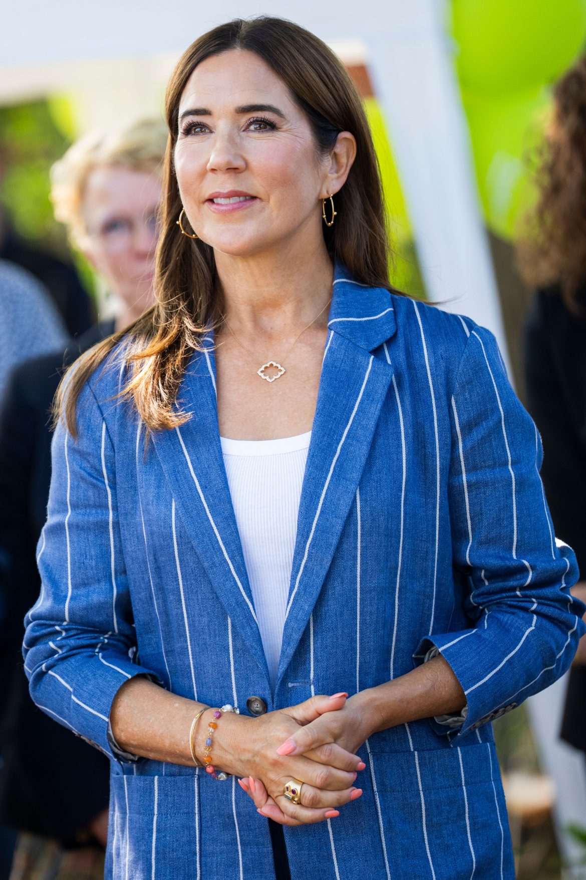 ​La reina del business casual: Mary de Dinamarca deslumbra con un traje de lino de Ralph Lauren y retoma su agenda tras las vacaciones 