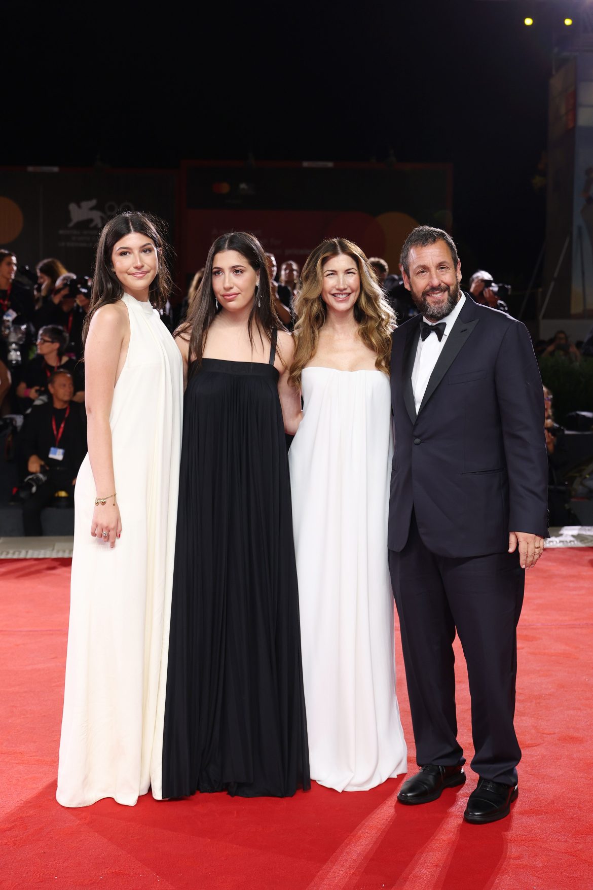 ​“Si queréis ser buenas actrices, fijaos en Carey Mulligan”: Sadie y Sunni, las hijas de Adam Sandler que salen en casi todas sus películas (junto a su madre Jackie) 