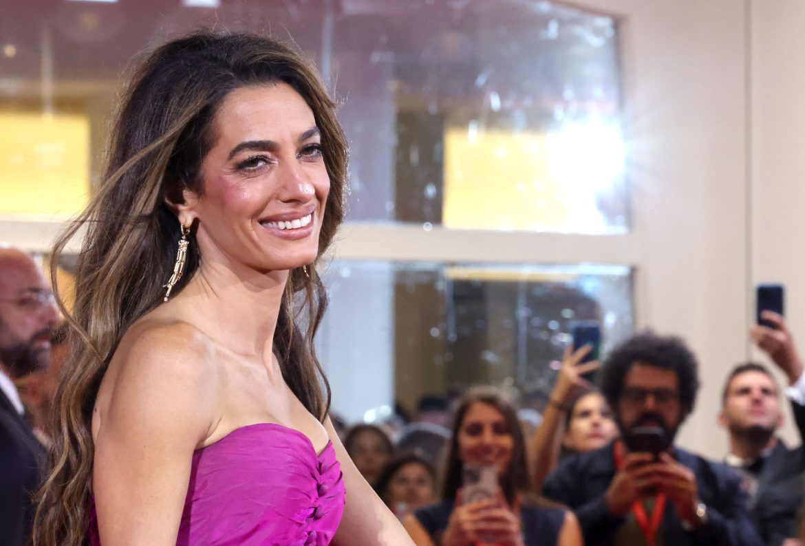 ​»Hemos iniciado un viaje para que su aspecto sea aún más natural»: el secreto de belleza de Amal Clooney en el Festival de Venecia 2025 está en sus cejas tratadas con aceite iraní (palabra de Leila Pasar) 