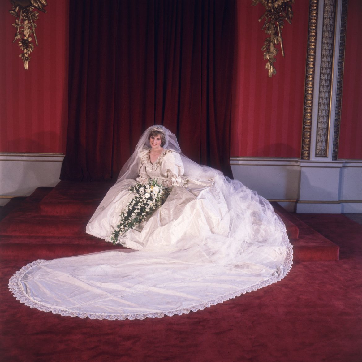 ​El insólito detalle que la princesa Diana se hizo coser en la espalda de su vestido de novia el día de su boda 