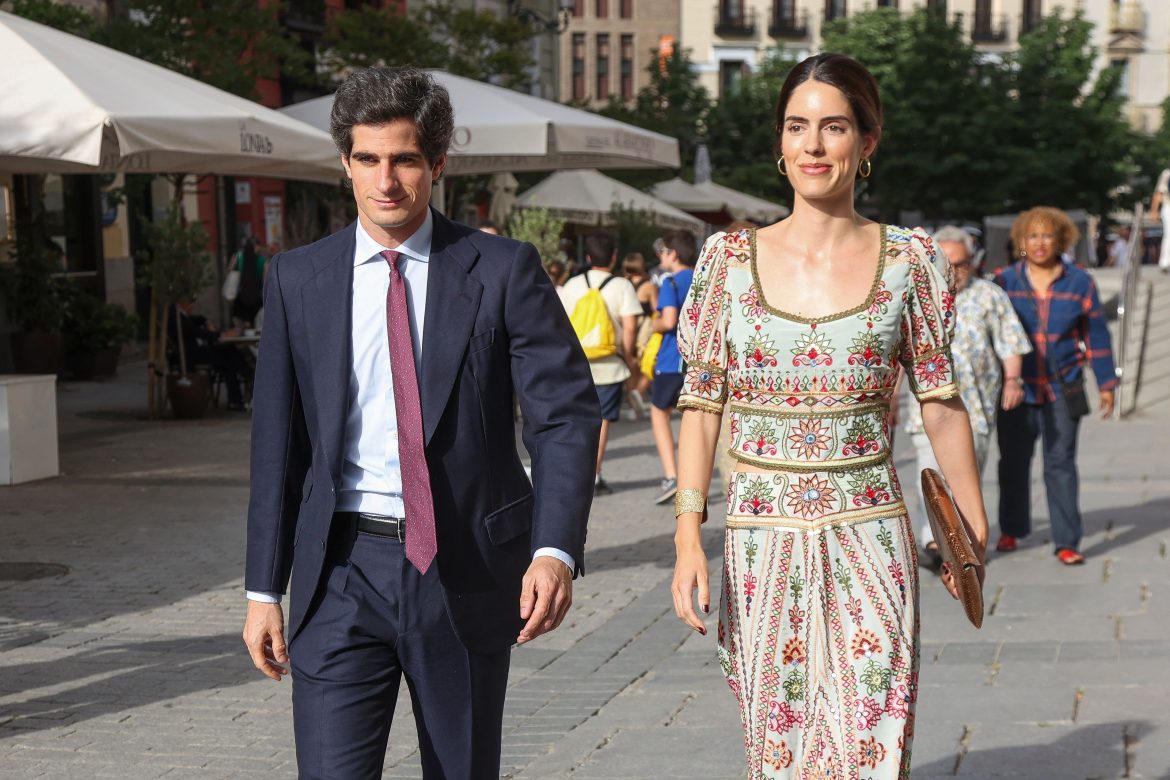​Sofía Palazuelo y Fernando Fitz-James, y su verano viajero: en yate por Sotogrande con moda española, de boda en Galicia y días de relax en la isla favorita de Marie-Chantal Miller 