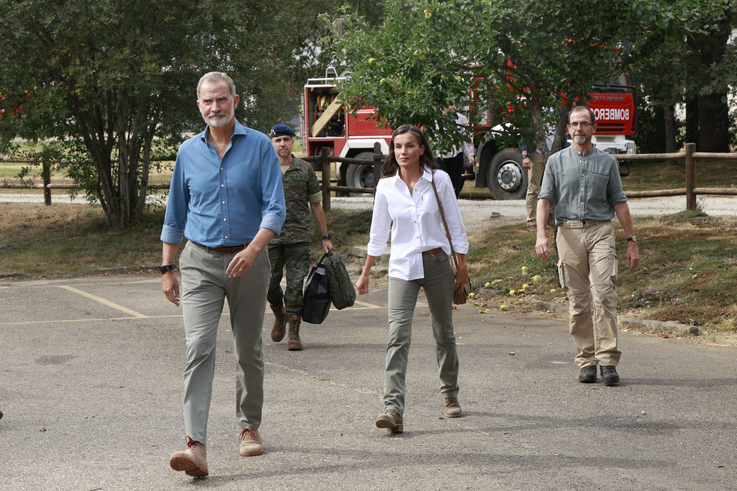 ​Felipe y Letizia inician su recorrido por la España quemada con una visita (con cambios por el humo) al Lago de Sanabria y Las Médulas 