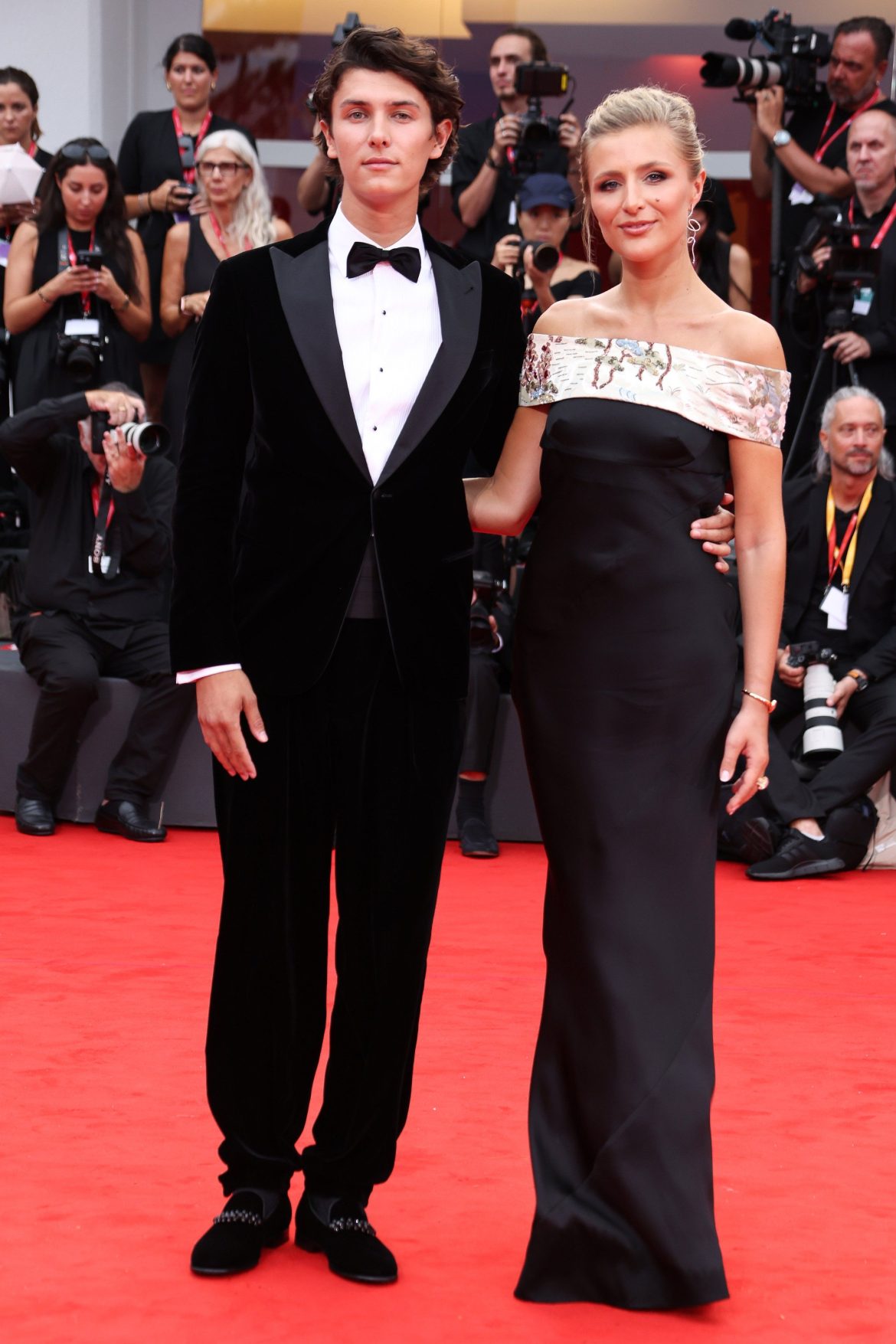 ​Nicolás de Dinamarca y Benedikte Thoustrup se consolidan como pareja de moda en el Festival de Venecia: un año sabático, estilismos combinados y un romance que nació en el ‘internado maldito’ 