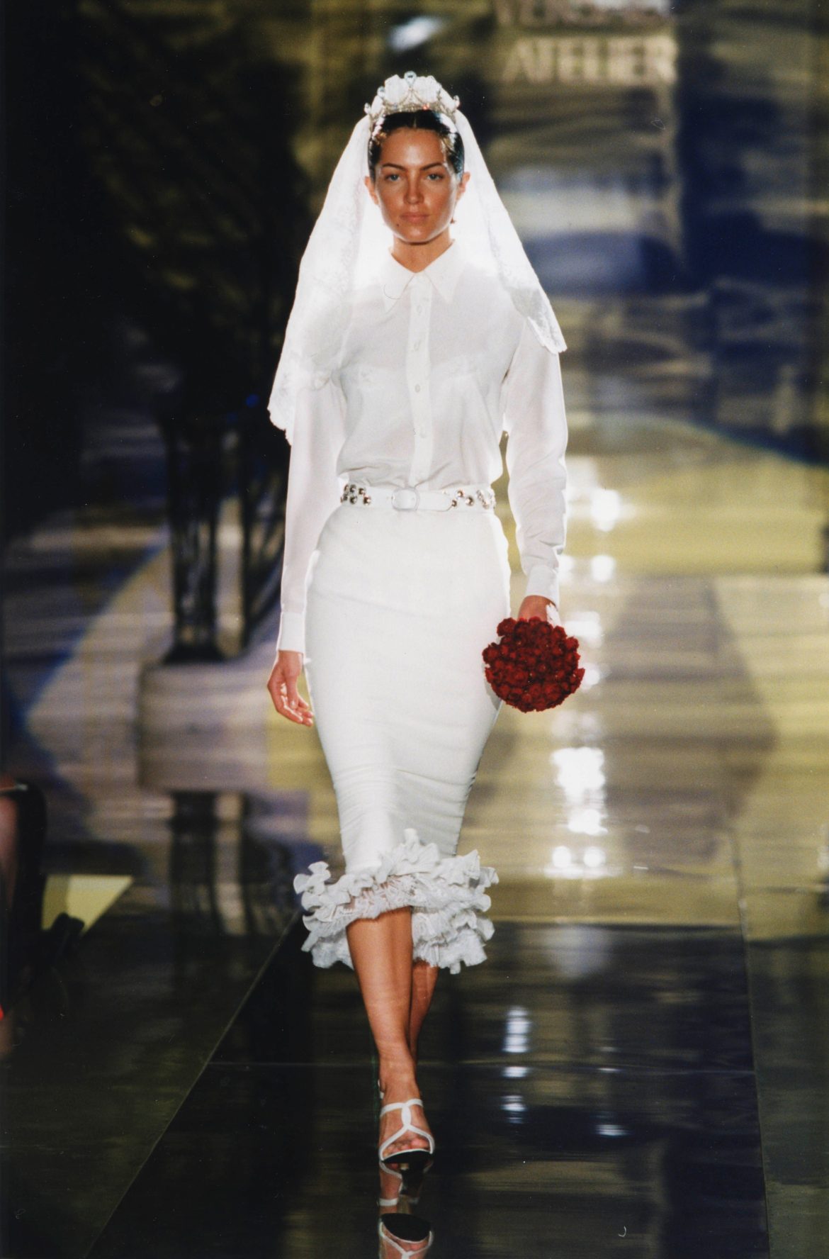 ​La tiara de la boda de Juan Carlos y Sofía que brilló en unos de los últimos desfiles de Gianni Versace 