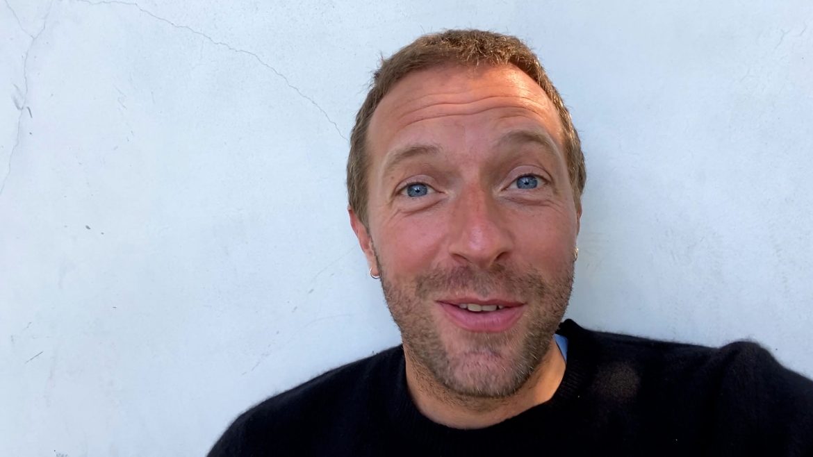 ​»Quien no quiera salir, que se agache”: Chris Martin defiende la kiss cam tras lo ocurrido en el concierto de Coldplay 
