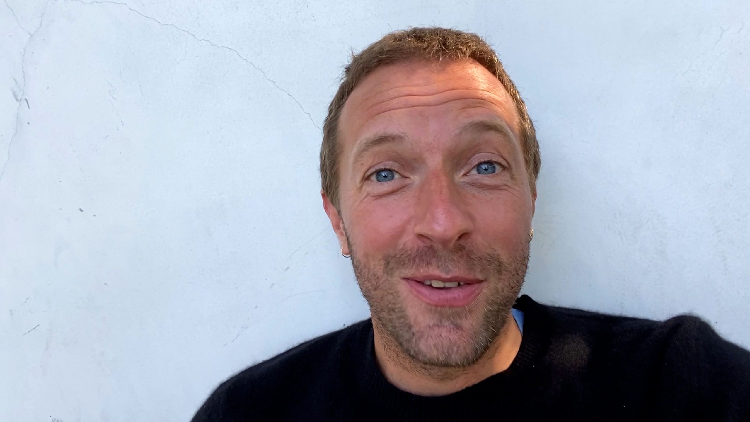 ​"Quien no quiera salir, que se agache”: Chris Martin defiende la kiss cam tras lo ocurrido en el concierto de Coldplay 