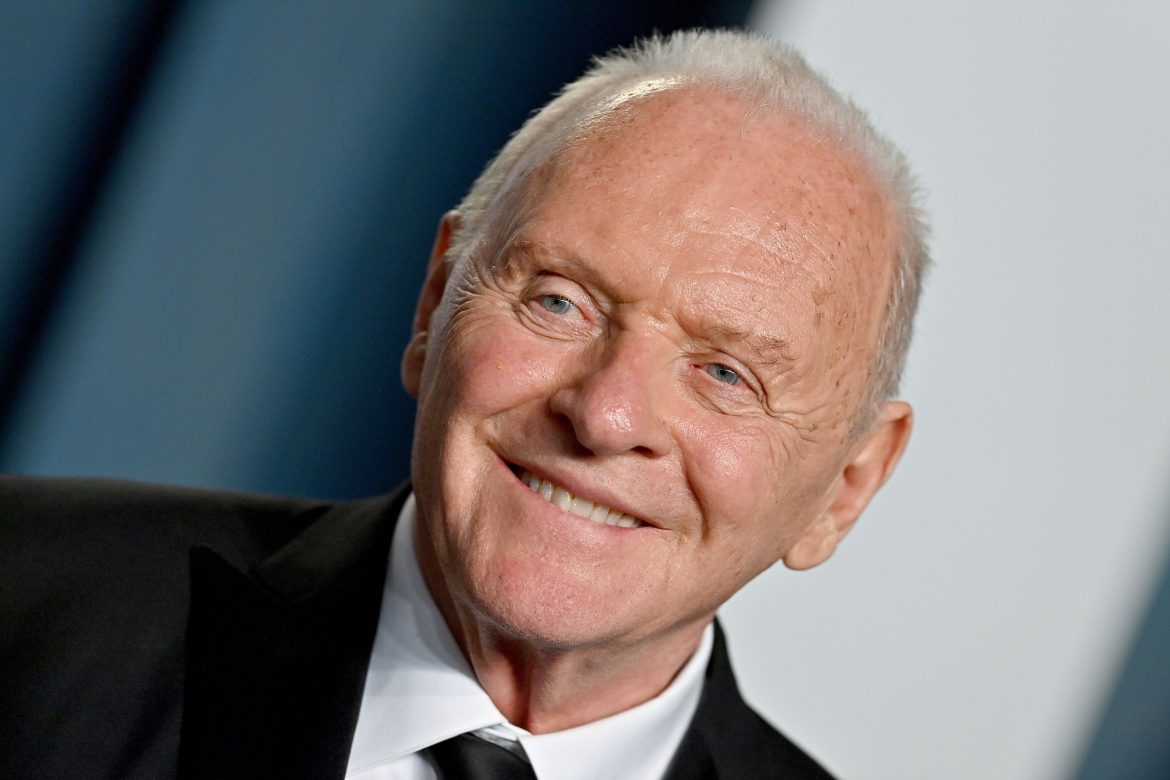 ​“Gracias, Kim. No tengas miedo de venir a cenar”: Anthony Hopkins se prueba la faja facial de Kim Kardashian y vuelve a transformarse en Hannibal Lecter 