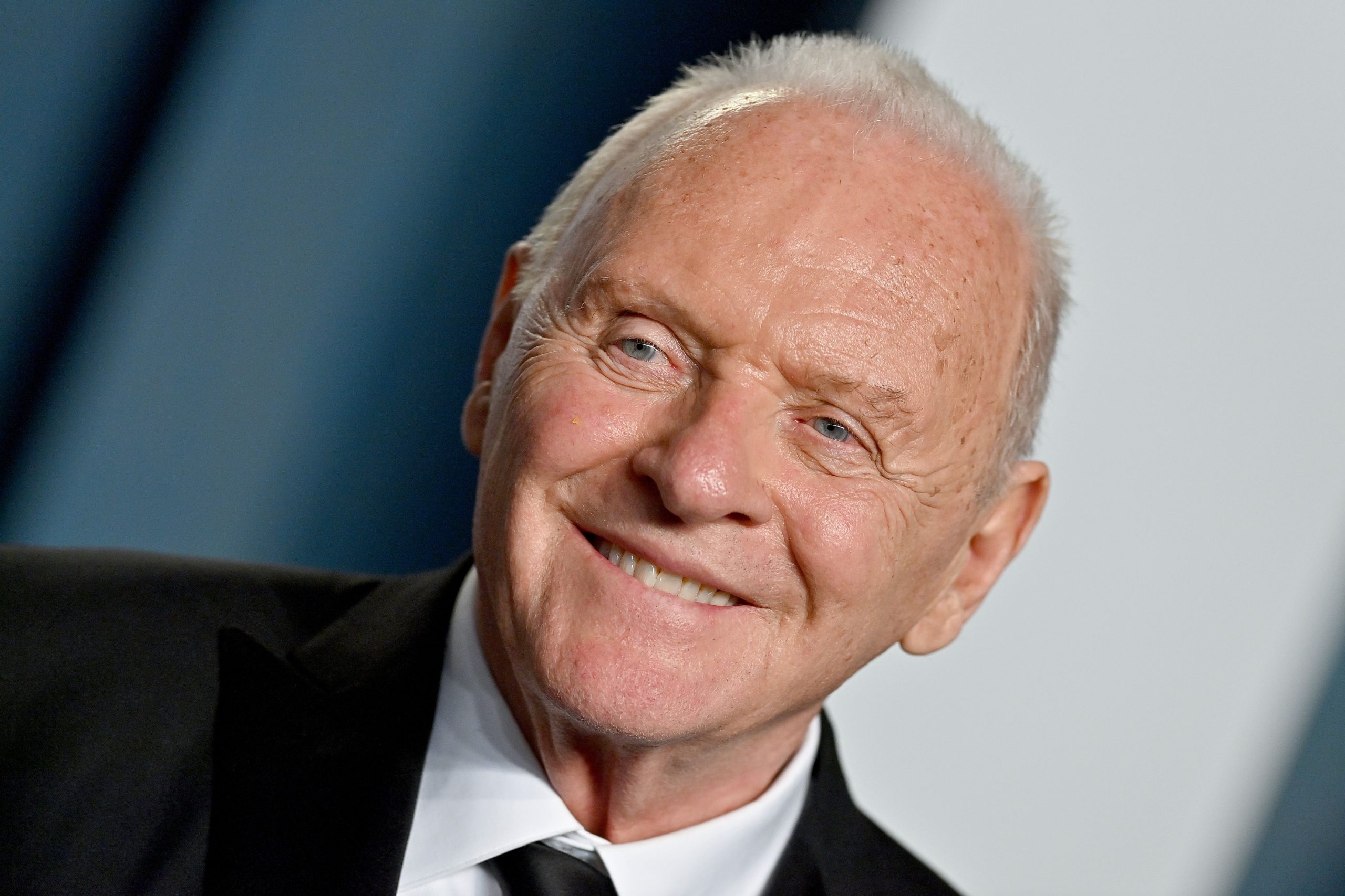 ​“Gracias, Kim. No tengas miedo de venir a cenar”: Anthony Hopkins se prueba la faja facial de Kim Kardashian y vuelve a transformarse en Hannibal Lecter 