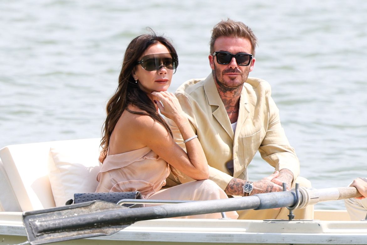 ​David y Victoria Beckham ponen buena cara a su peor momento familiar: mega yate para su verano en Francia y cena con el rey de la trufa (mientras Brooklyn Beckham renueva sus votos matrimoniales… sin ellos) 
