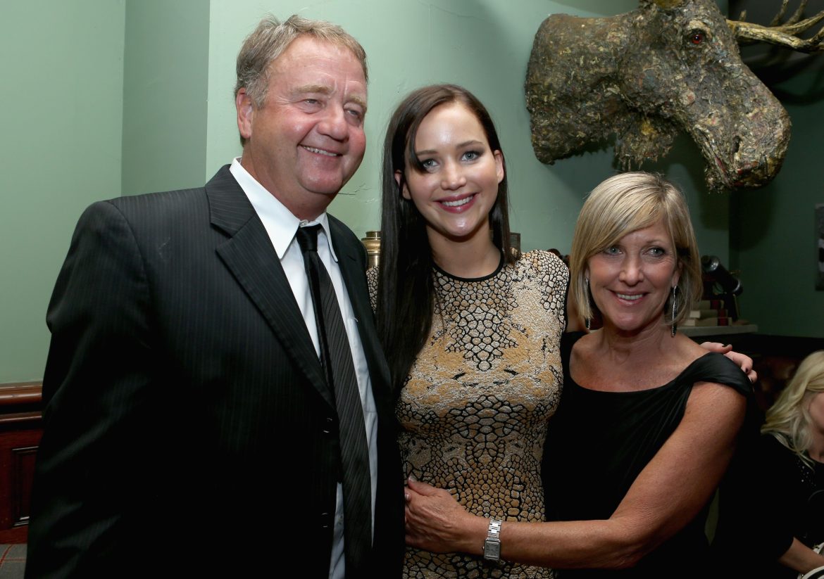 ​Así creció Jennifer Lawrence en Kentucky: una madre directora de un campamento infantil, un padre constructor y la compañía de su hermano cuando con 14 años se mudó a Nueva York para ser actriz 
