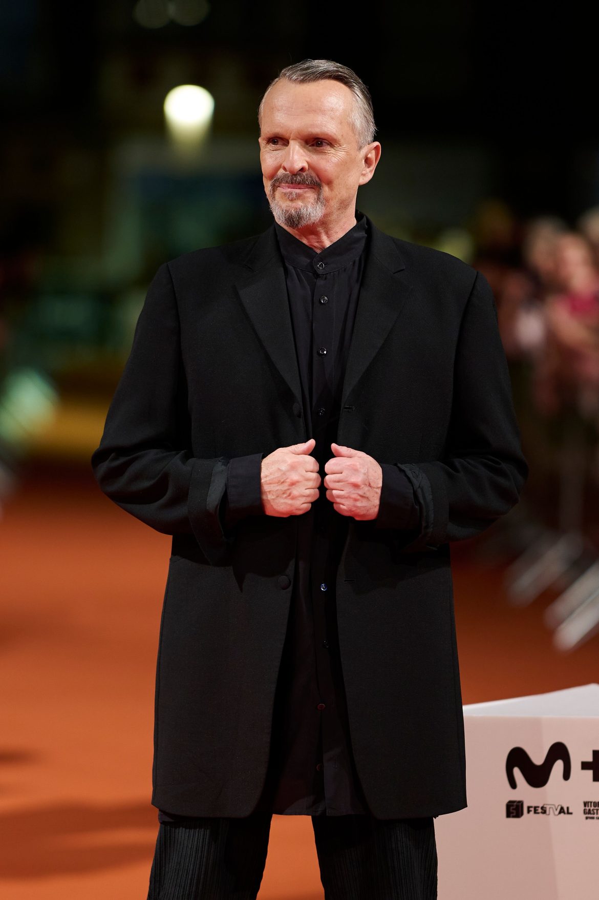 ​Miguel Bosé vuelve a casa tras su verano mallorquín: el restaurante favorito de los reyes, un maestro paellero cocinando directamente en su villa y la visita de su hermana Paola 