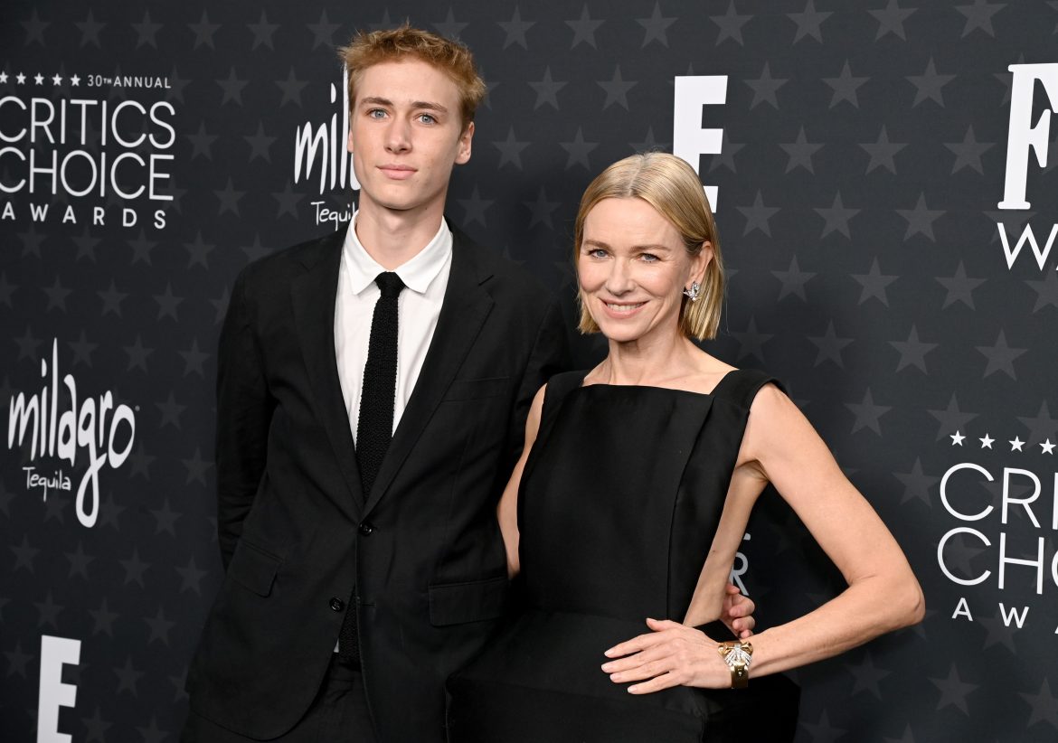 ​Naomi Watts y Liev Schreiber, manos a la obra para la mudanza de su hijo Sasha a California: lágrimas de emoción, carros llenos de muebles y un futuro por delante como actor del joven de 18 años 