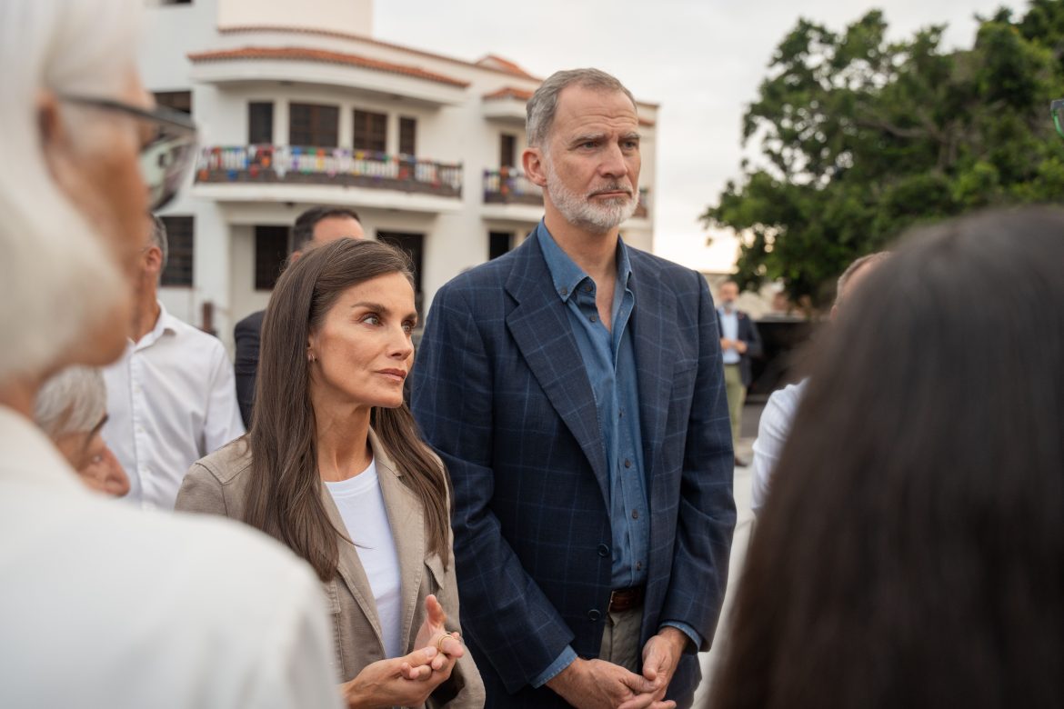 ​Felipe y Letizia interrumpen sus vacaciones: sus visitas a las zonas afectadas por los incendios y su plan para ayudar a los vecinos 