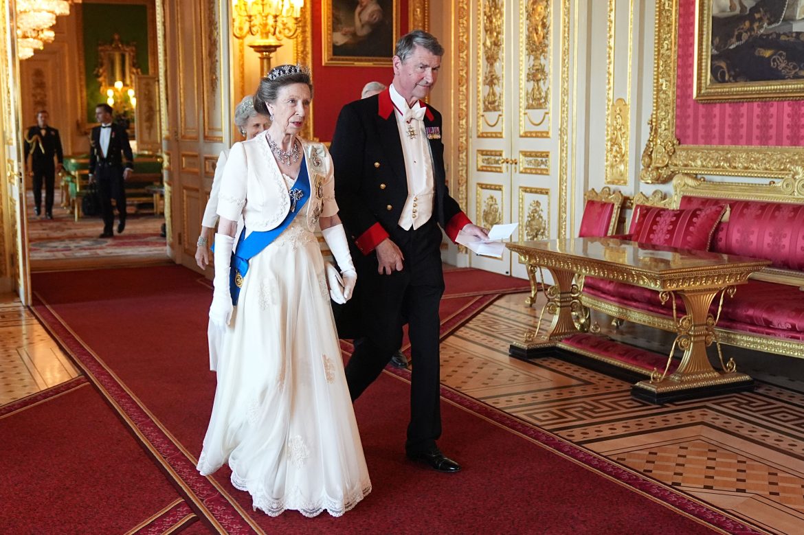 ​El retrato de Ana de Inglaterra por su 75º cumpleaños: con su tiara favorita, un collar de diamantes muy especial y el vestido con el que posó cuando cumplió 70 