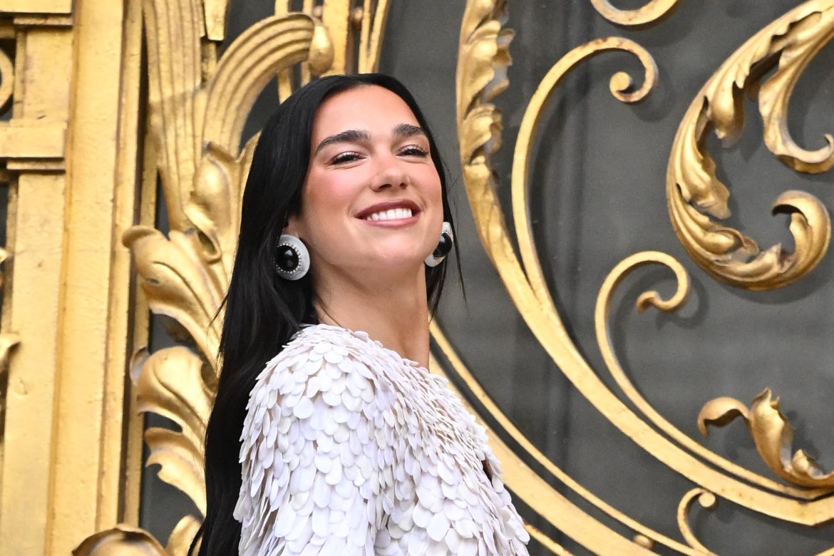 ​Dua Lipa y la celebración («again, again and again») de su 30º cumpleaños en Ibiza: tres tartas personalizadas, flamenco con su novio, vestido de ensueño de Jaquemus y una nueva faceta de la artista como ‘acróbata’ 