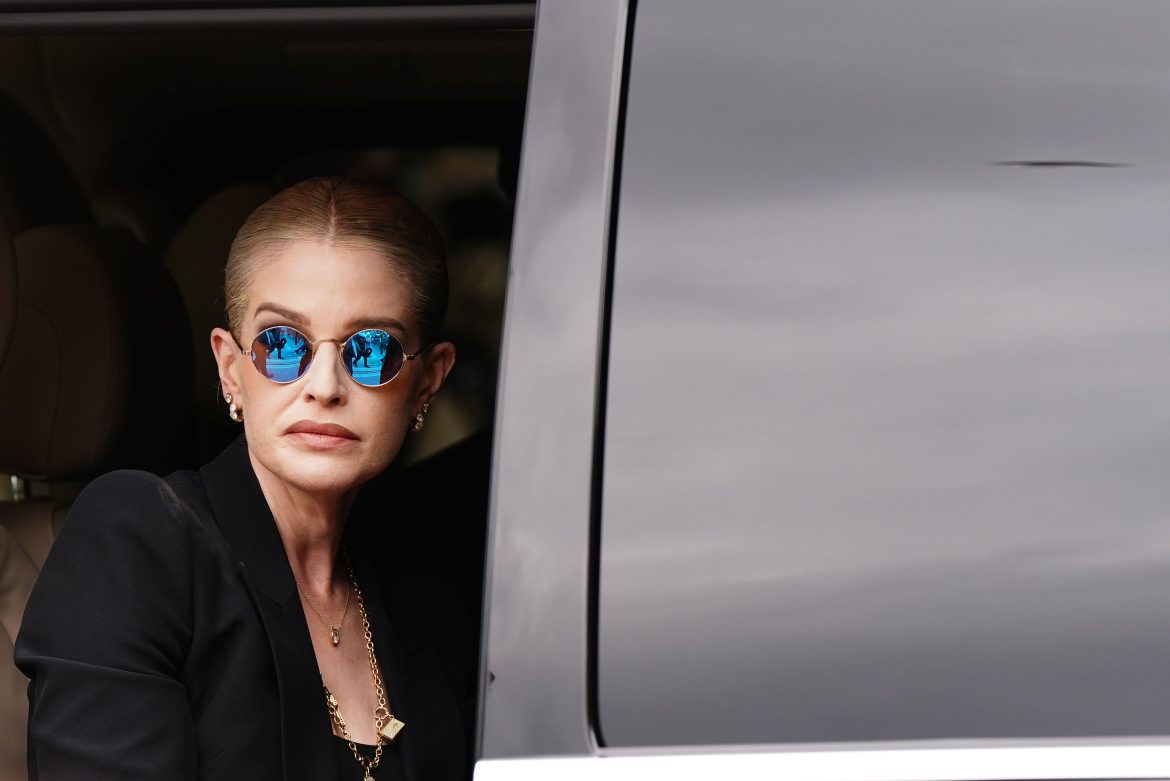 ​Kelly Osbourne rinde homenaje a su padre Ozzy en su funeral llevando sus icónicas gafas de sol 