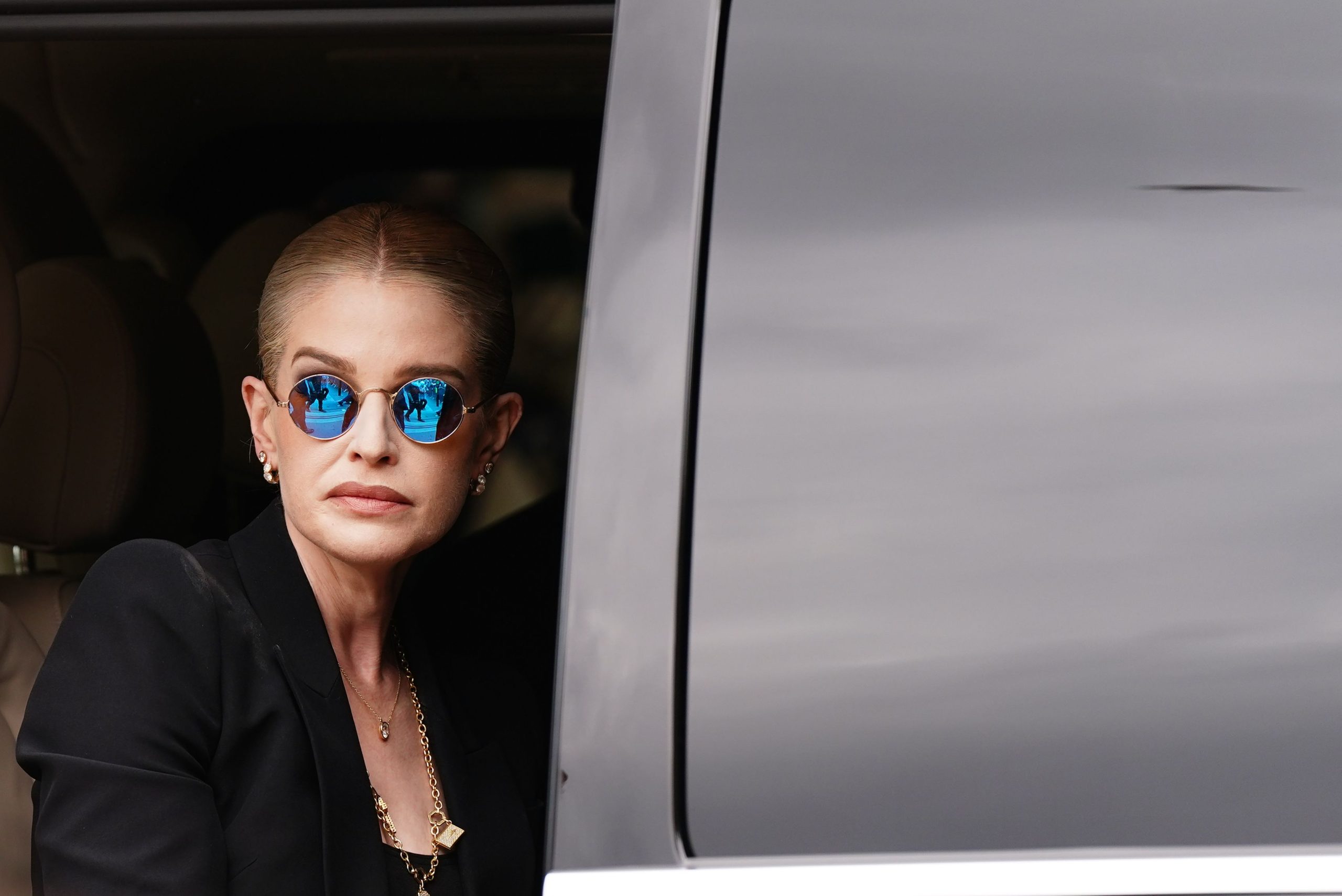 ​Kelly Osbourne rinde homenaje a su padre Ozzy en su funeral llevando sus icónicas gafas de sol 