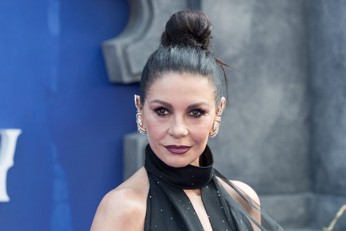 ​Catherine Zeta-Jones: “Morticia me enseñó que el amor nunca debe ocultarse y con Michael Douglas lo celebro cada día” 