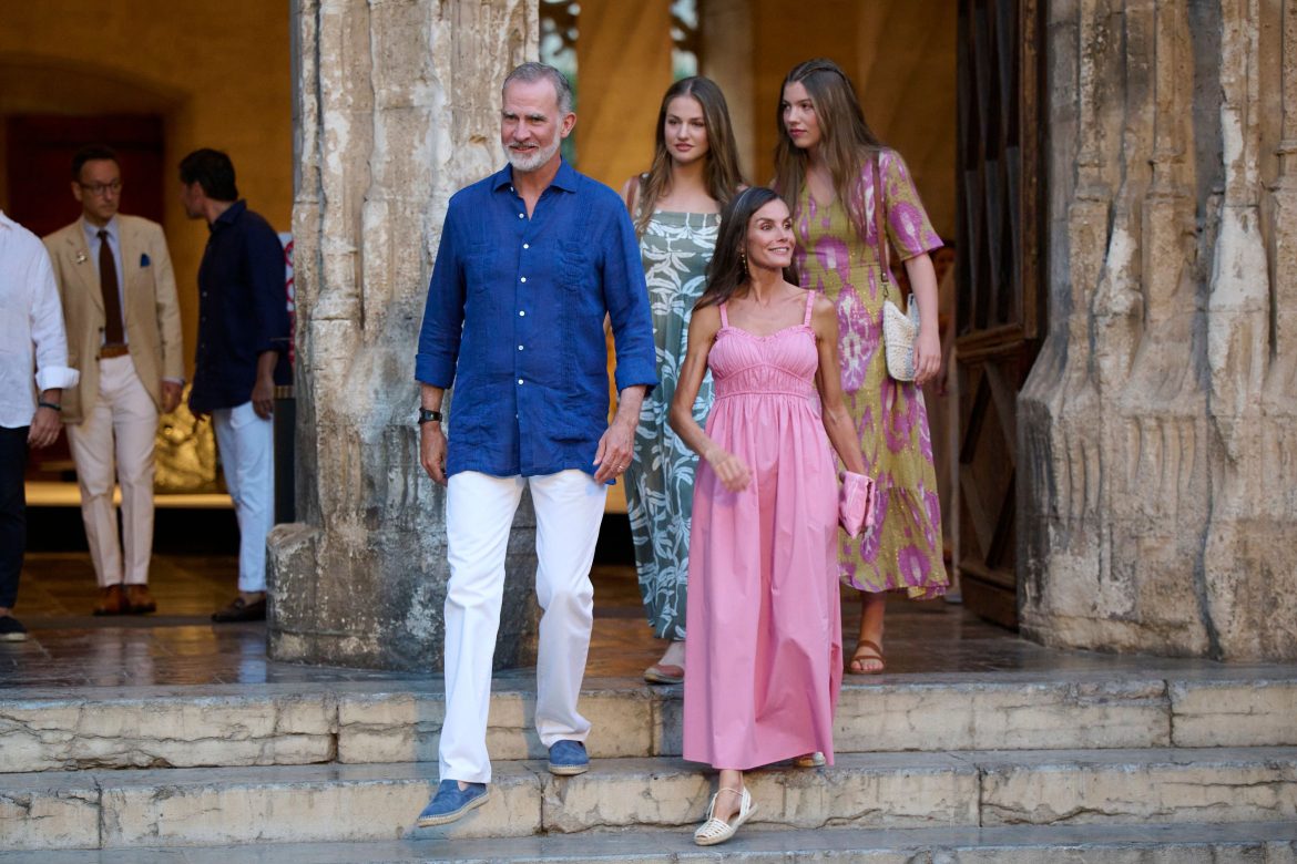 ​Felipe y Letizia visitan la exposición de Miró con Leonor y Sofía y se van de cena en su despedida en Mallorca 
