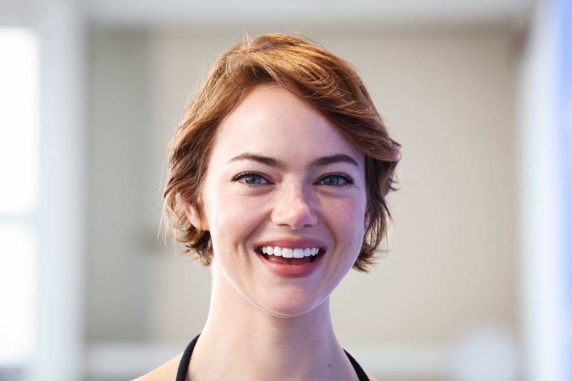 ​De actriz secundaria sin reconocimiento a protagonista y productora: Emma Stone y Yorgos Lanthimos vuelven a Venecia con ‘Bugonia’, su cuarta película juntos 