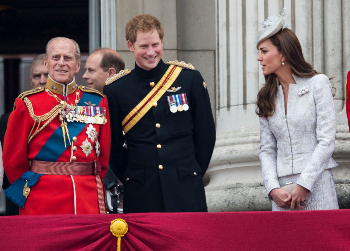 ​El discretísimo homenaje de Harry a su abuelo Felipe de Edimburgo en un acto presidido por Carlos y Camilla 