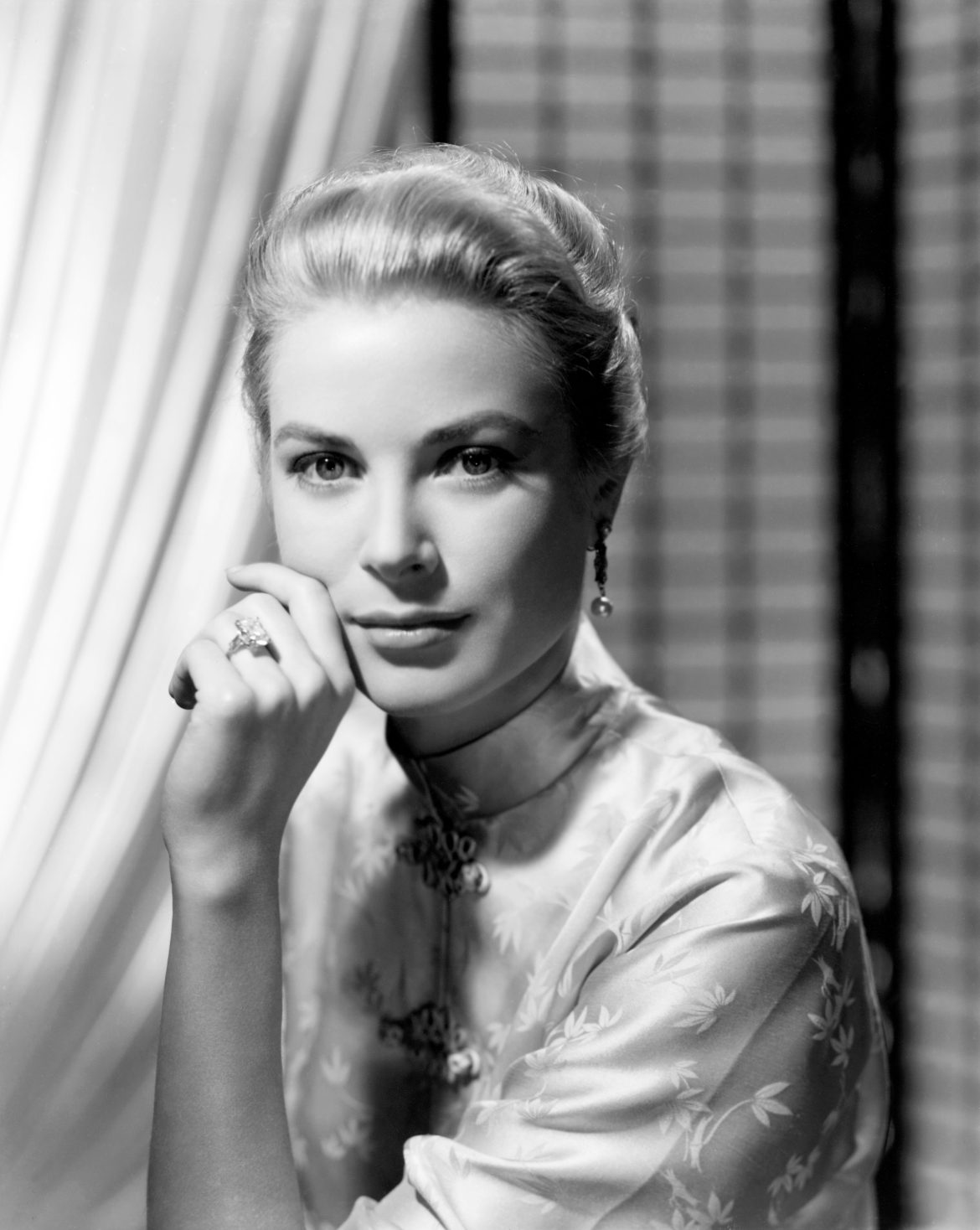 ​La historia de los dos anillos de compromiso de Grace Kelly: Rainiero pensó que su prometida merecía uno acorde con su estatus de estrella de Hollywood y ella se lo puso para su última película 