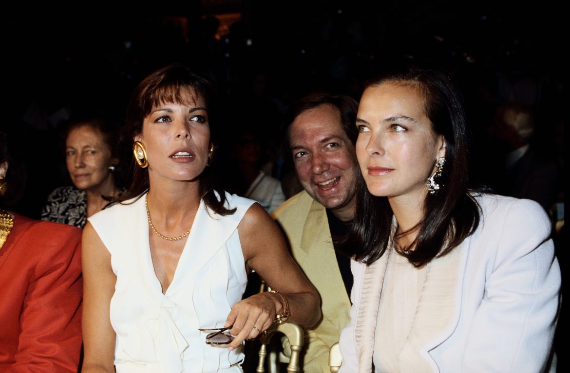 ​La década en la que el estilo de las royals se modernizó: cómo vestían Sarah de York, Carolina de Mónaco o Victoria de Suecia en los veranos de los 90 