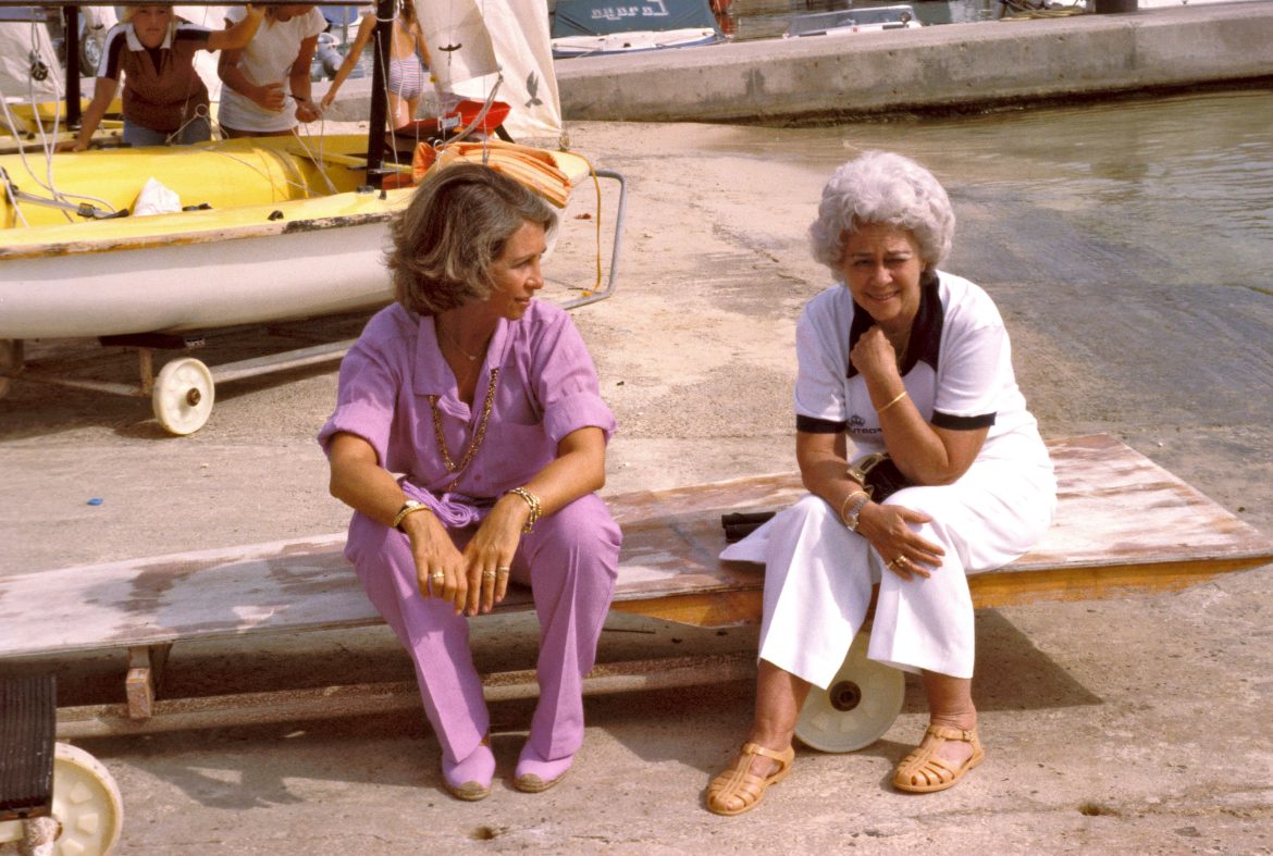 ​Del bañador con pareo a juego de Lady Di, al ‘azul Mediterráneo’ de los Borbón o la camiseta-souvenir de Carolina de Mónaco, ¿quién simboliza mejor el verano Vanity Fair? 