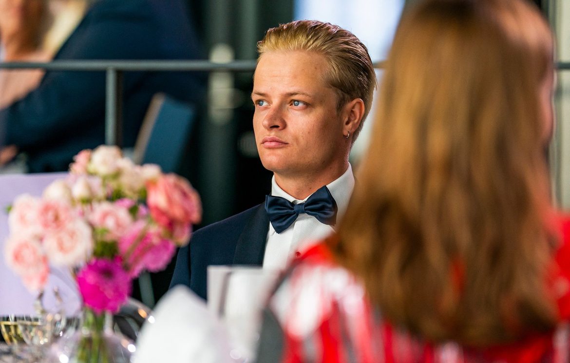 ​Marius Borg pierde privilegios, afronta 23 acusaciones distintas y ha llevado a la monarquía noruega a sus peores momentos de este siglo, pero al menos Haakon de Noruega sigue haciendo surf junto a él 