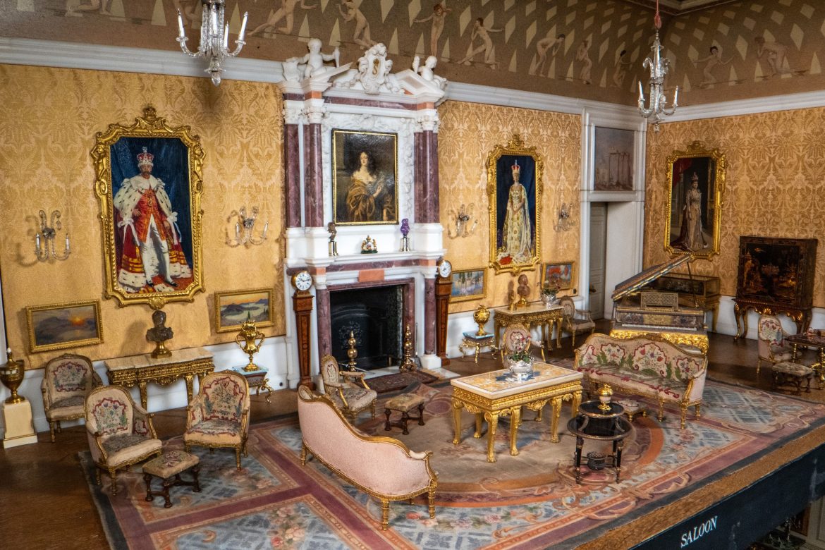 ​La espléndida mansión de los Windsor que mide poco más de un metro: muebles de lujo, damasco y una biblioteca sin igual 