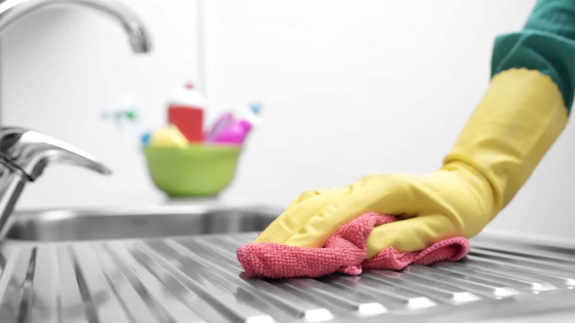 Lavar los trapos de cocina con agua caliente y otros 7 tips para quitarles las bacterias