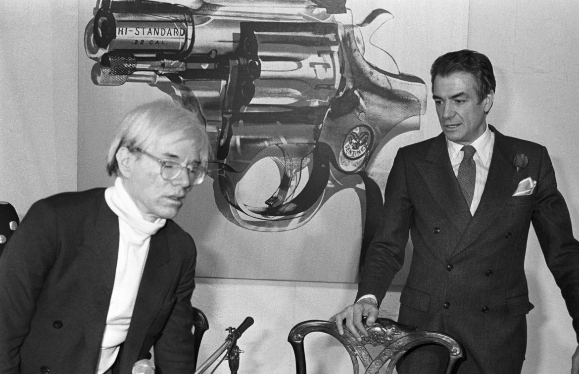 ​»A mi padre las ventas le daban bastante igual, lo que contaba era el honor de haber traído a Warhol a España»: Fernando Vijande recordado por su hijo, Alaska y la ‘troupe’ del artista pop 