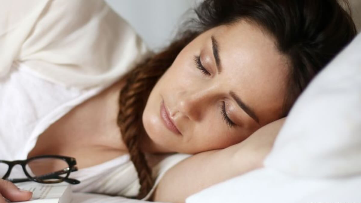 Dormir con trenza de pelo puede ser la solución a tus problemas de frizz, descubre el porqué