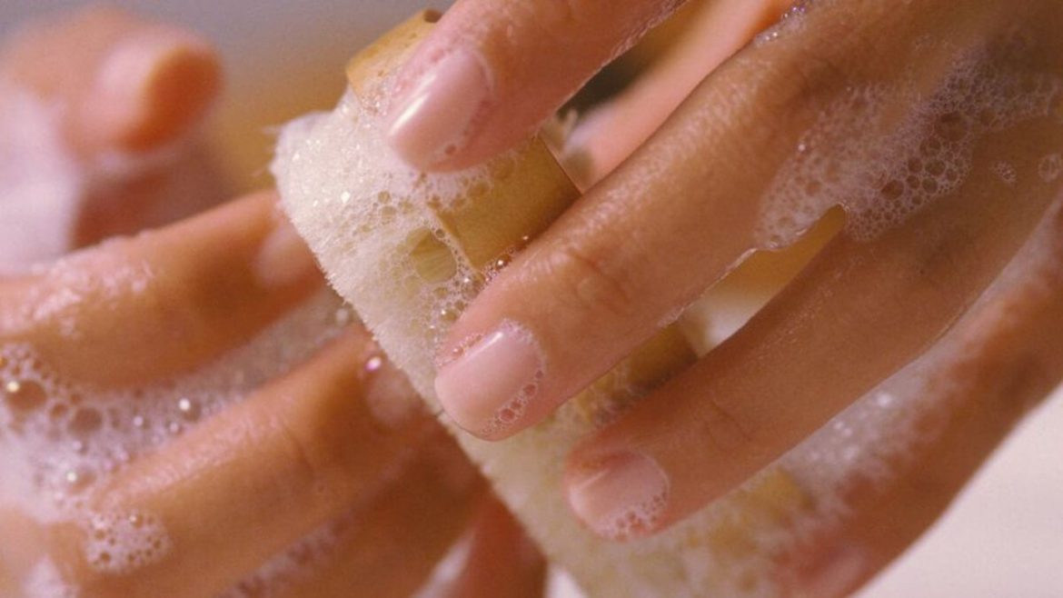 Cómo limpiar las uñas por dentro sin dañar la piel (ni usar cepillos agresivos)
