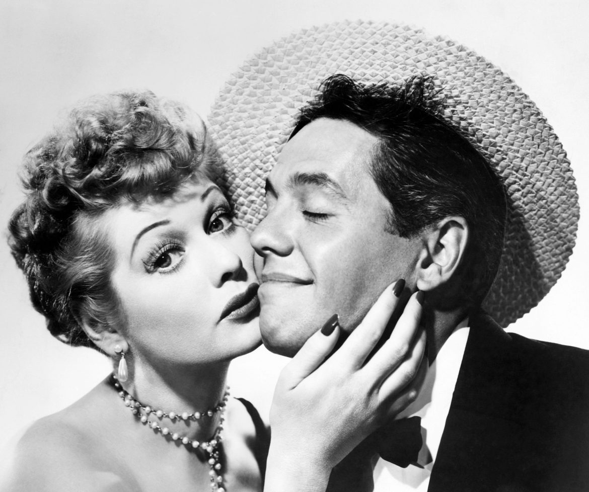 ​Lucille Ball y Desi Arnaz, la pareja que conquistó la televisión a base de garra y talento (y vivió una historia de amor más feroz y divertida que cualquier sitcom) 