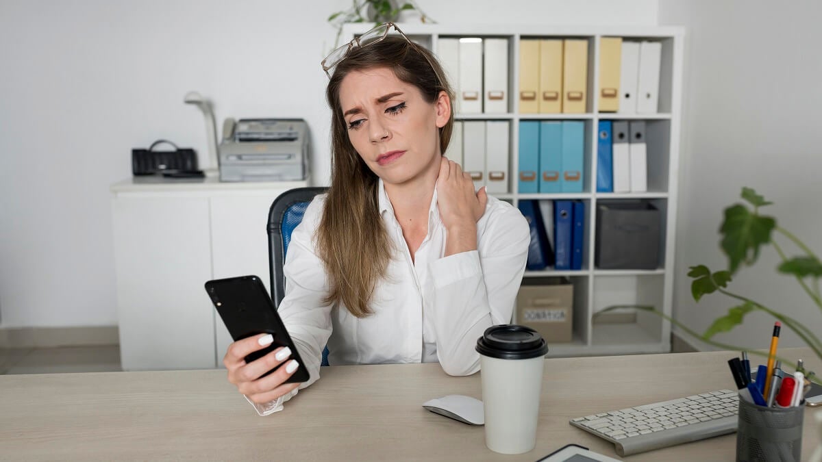 El “text neck” o cuello de celular: 5 ejercicios para aliviar el dolor de cuello al usar el móvil