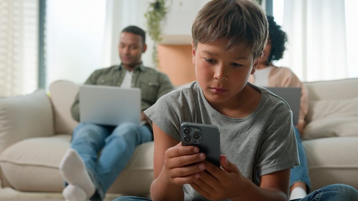 Estudio revela cómo el uso del móvil antes de los 13 años puede afectar la salud mental de los niños