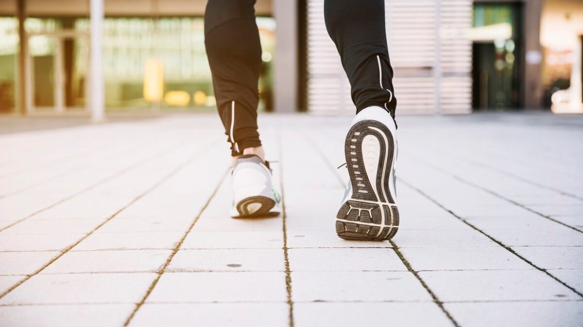 Caminar 7000 pasos al día reduce el riesgo de depresión, según un estudio
