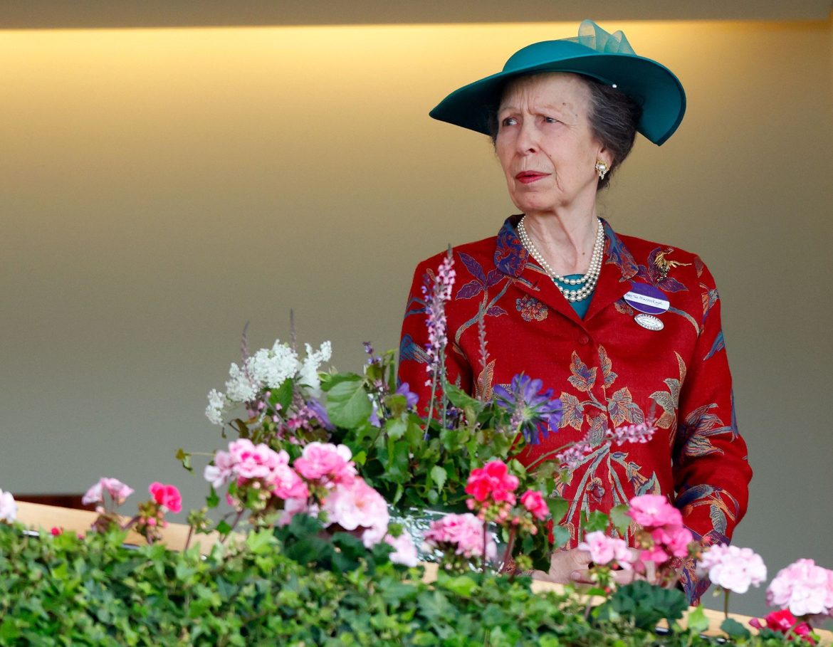 ​¿Dos hijastros secretos? Buckingham rectifica la falsa información sobre la princesa Ana que se ha colado en la felicitación oficial por sus 75 años 